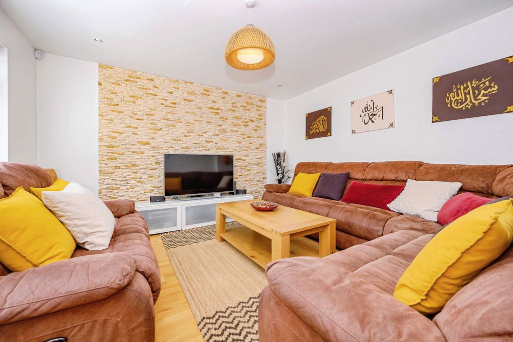 Property photo 3 of 20