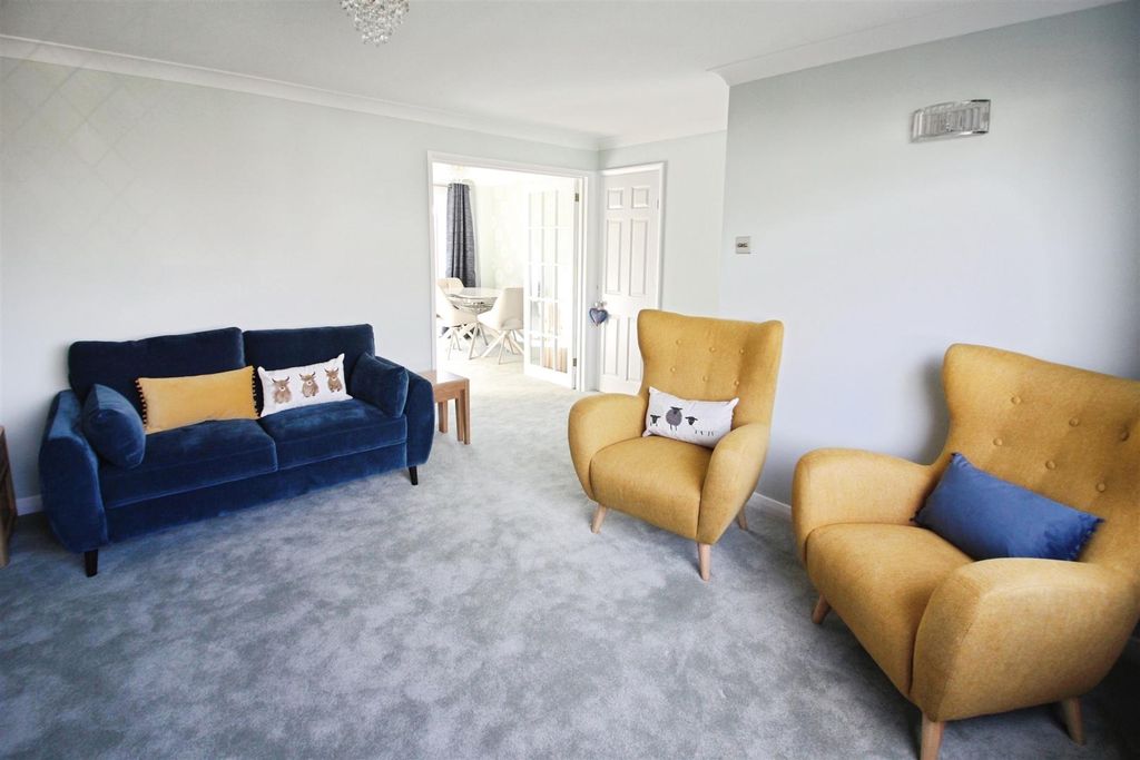 Property photo 3 of 31 Lounge
