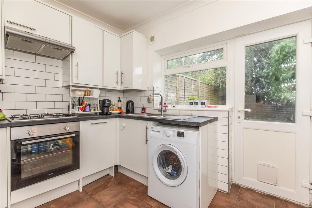 Property photo 3 of 8 Kitchen