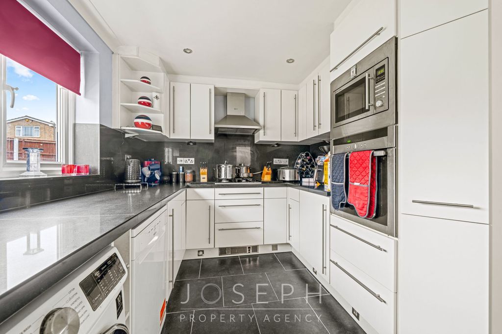 Property photo 2 of 22