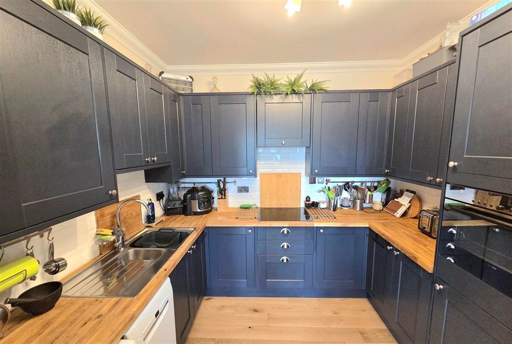 Property photo 2 of 9 Kitchen