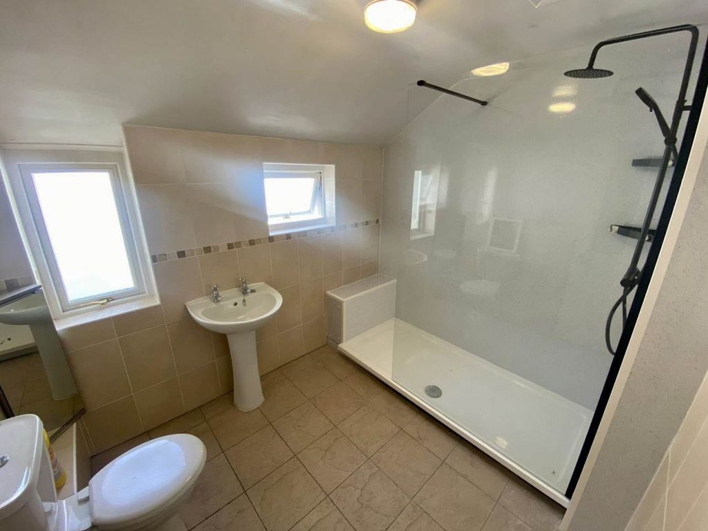 Property photo 1 of 17 Bathroom 1, 1