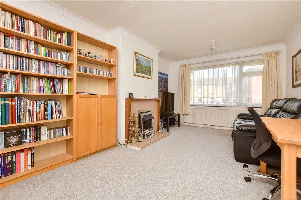 Property photo 3 of 13 Lounge