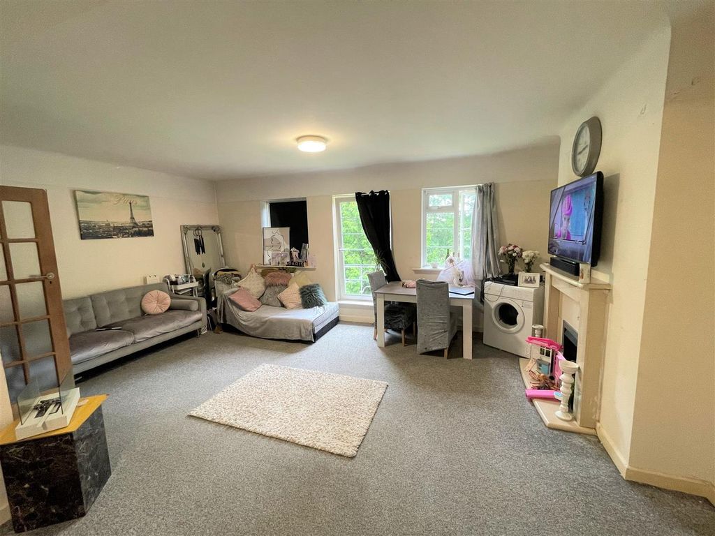 Property photo 2 of 8 10 Maycroft Court Lounge 2.Jpg