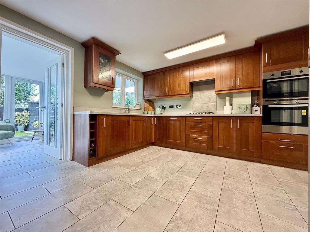 Property photo 2 of 24 Kitchen / Breakfast Room