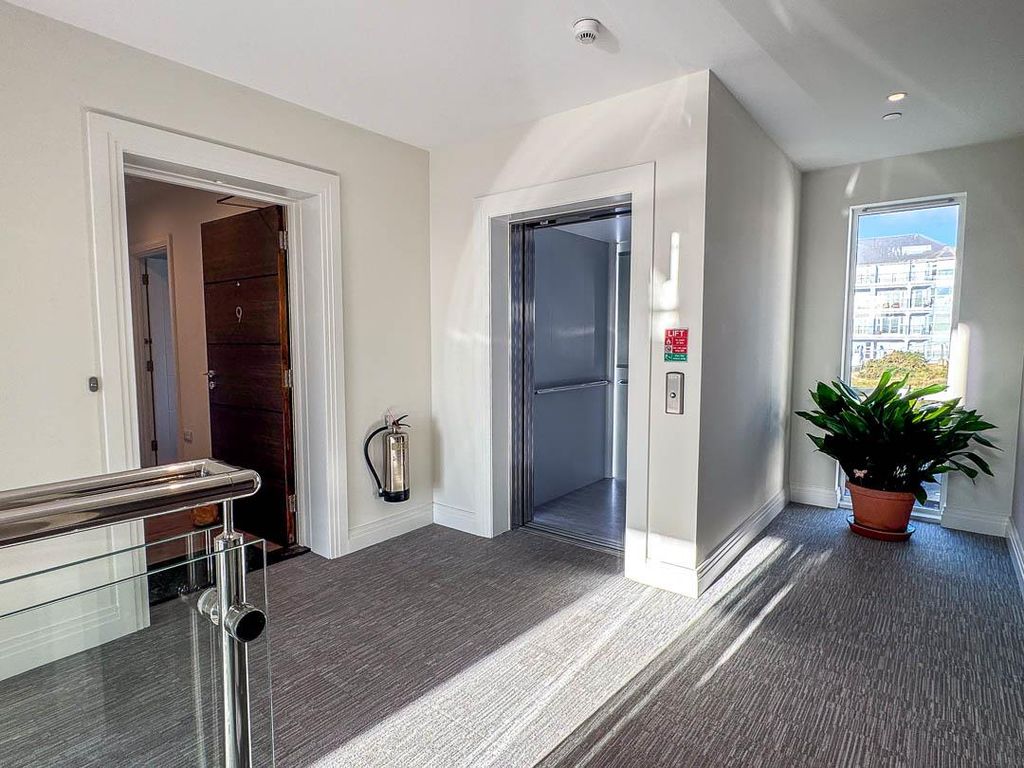Property photo 3 of 15 9 Royal Shore Apartments, Port Erin (13).Jpg
