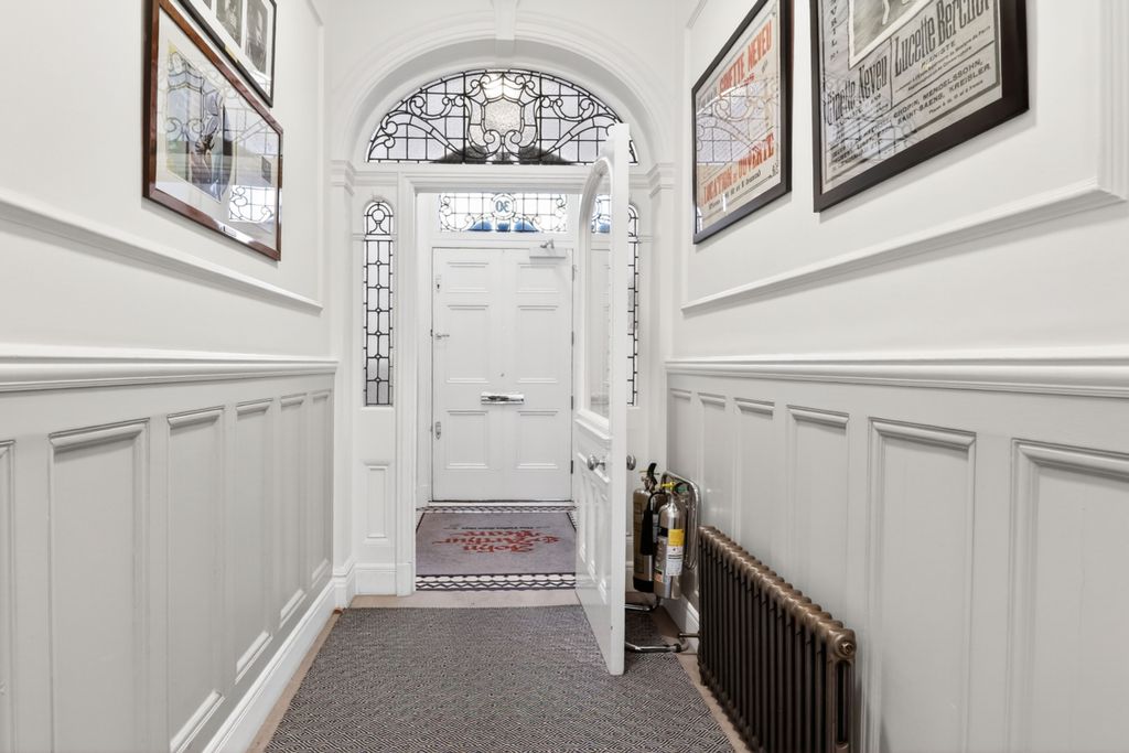 Property photo 3 of 35 30 Queen Anne Street, London W1G 8Hx