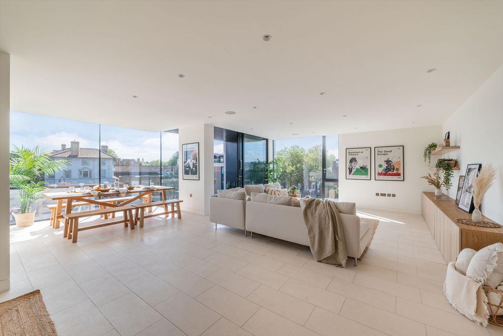 Property photo 1 of 13 Image