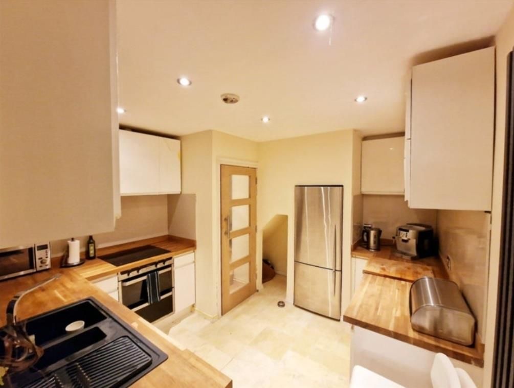 Property photo 2 of 10 Kitchen