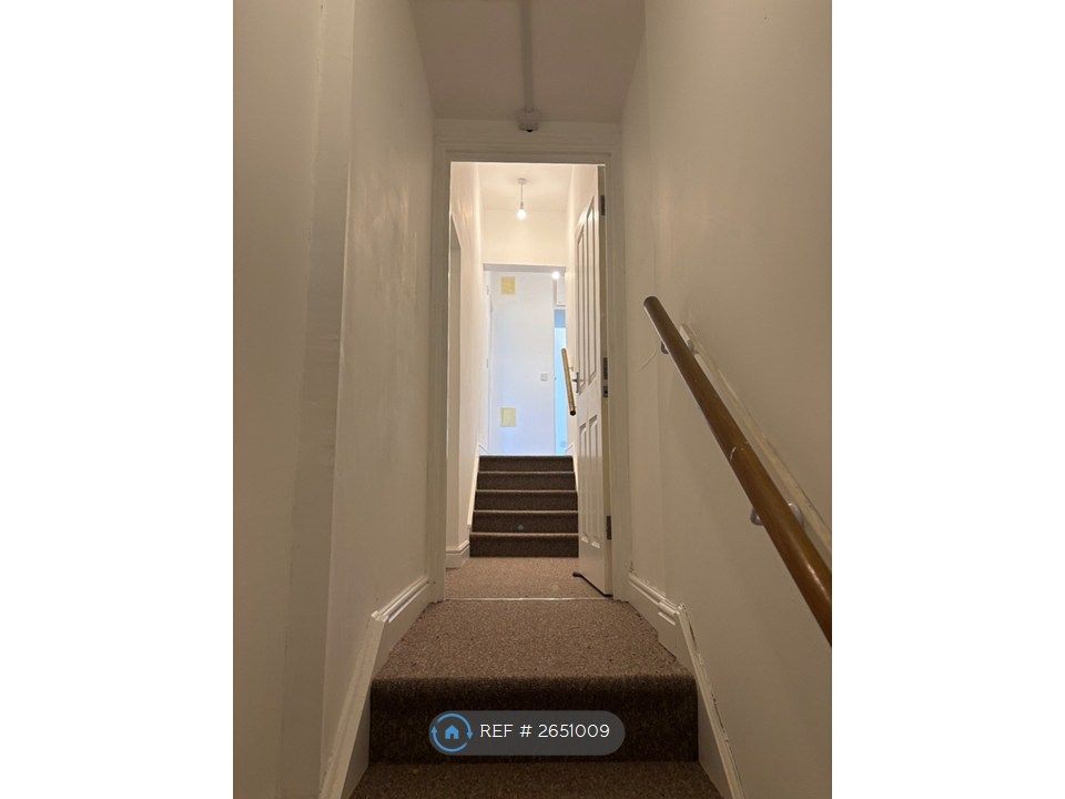 Property photo 2 of 11 Hallway