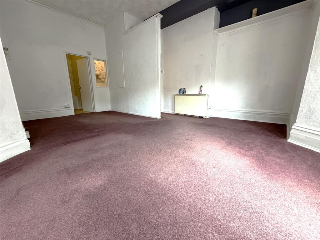 Property photo 3 of 7 4350 Bedsitting.Jpeg