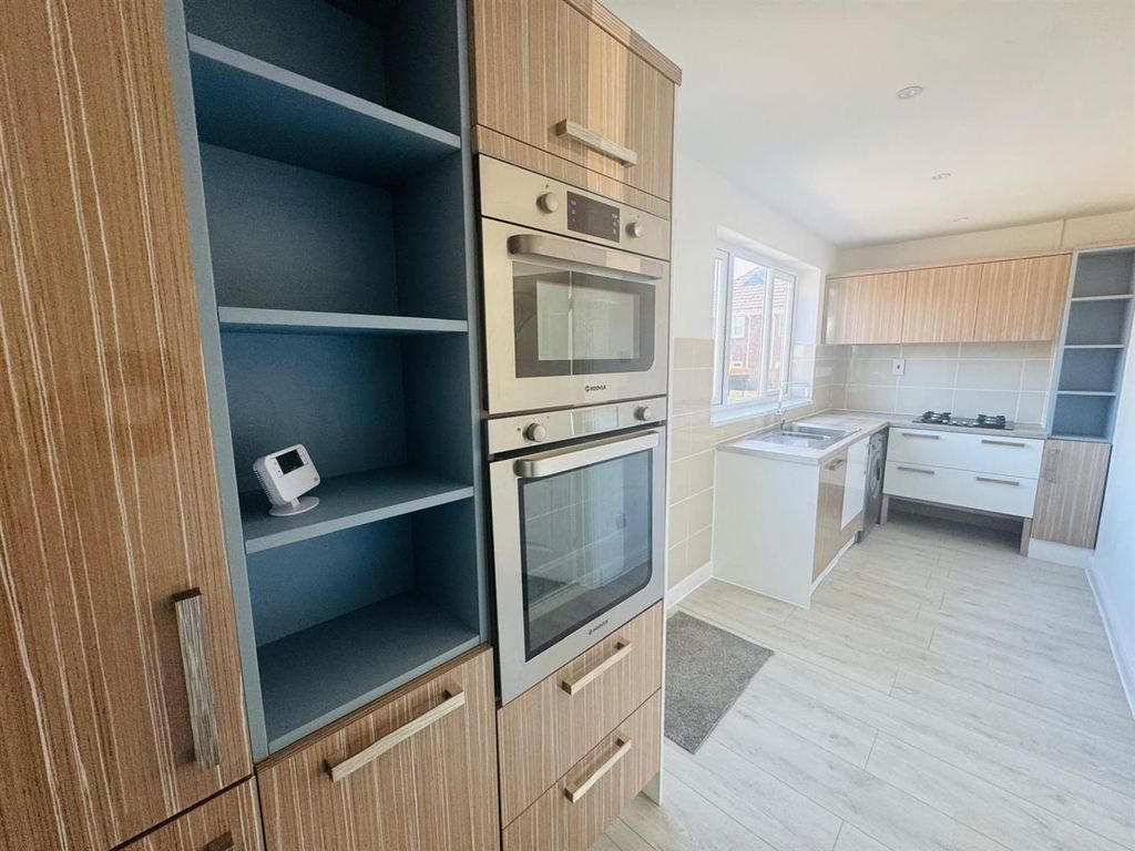 Property photo 2 of 11 Kitchen
