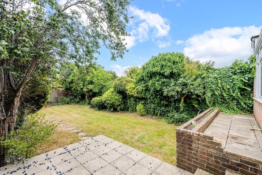 Property photo 2 of 20 Winkworth Road (17).Jpg