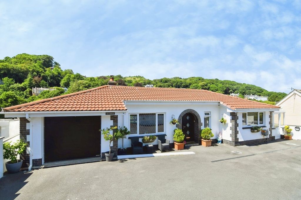 Property photo 2 of 31