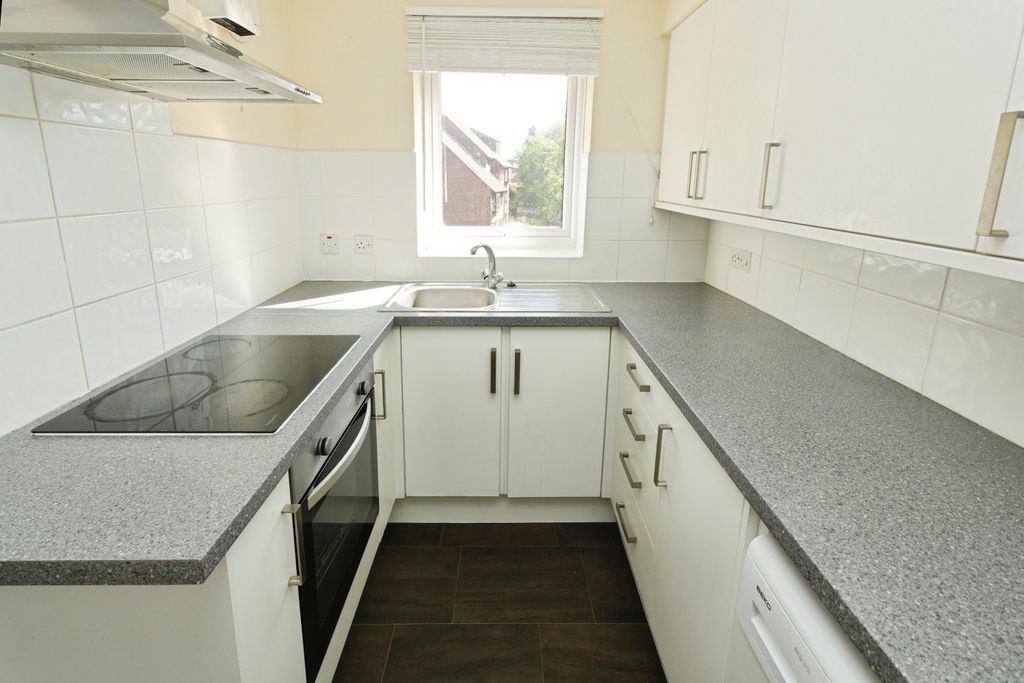 Property photo 3 of 11 Kitchen