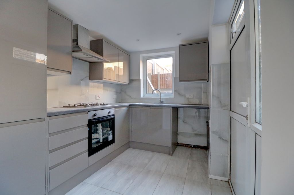 Property photo 2 of 14 Kitchen