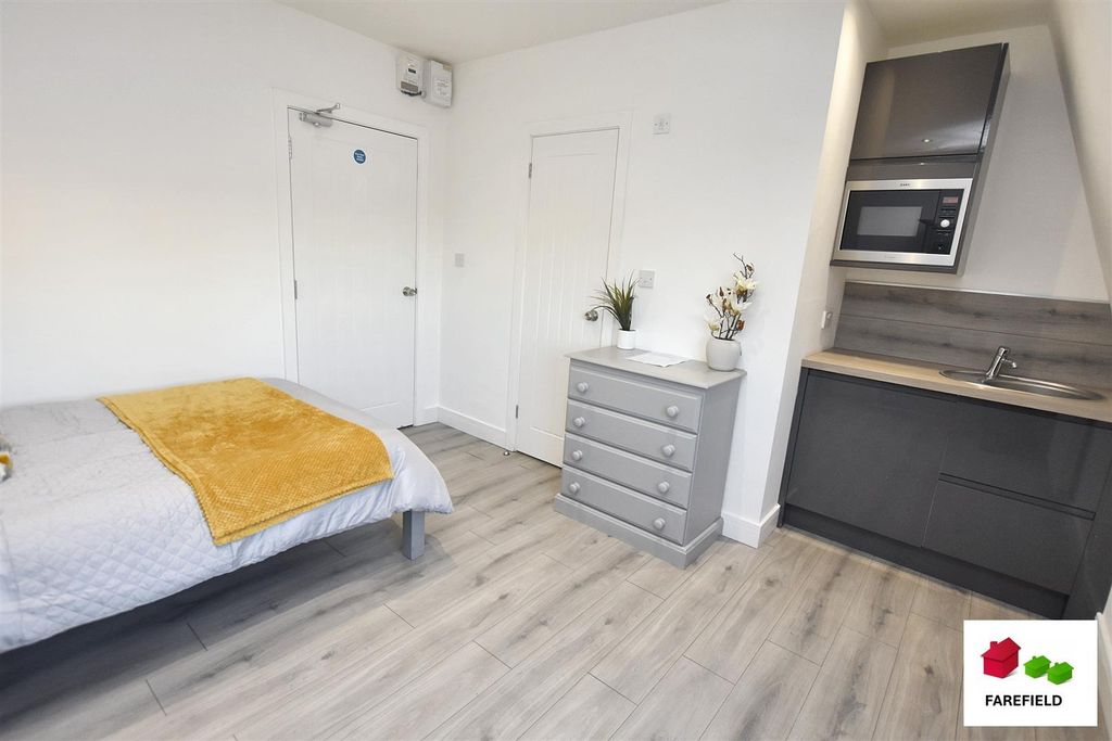 Property photo 2 of 5 Room 8, 17 Barlow d.Jpg