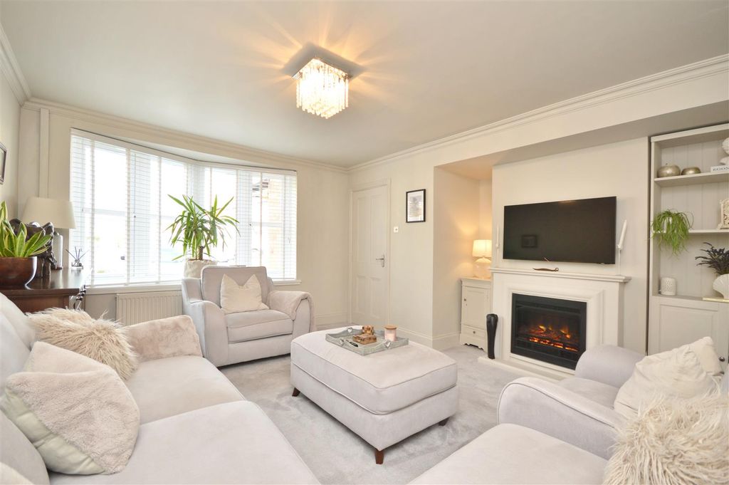 Property photo 2 of 37 Sitting Room