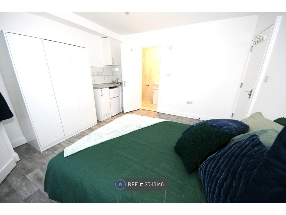 Property photo 3 of 12 750 Studio