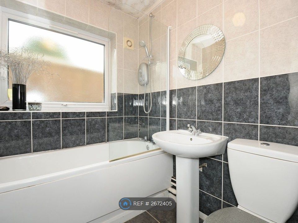 Property photo 2 of 16 Toilet And Bathroom