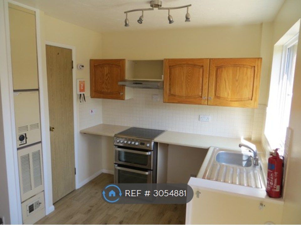 Property photo 3 of 14 Kitchen 01