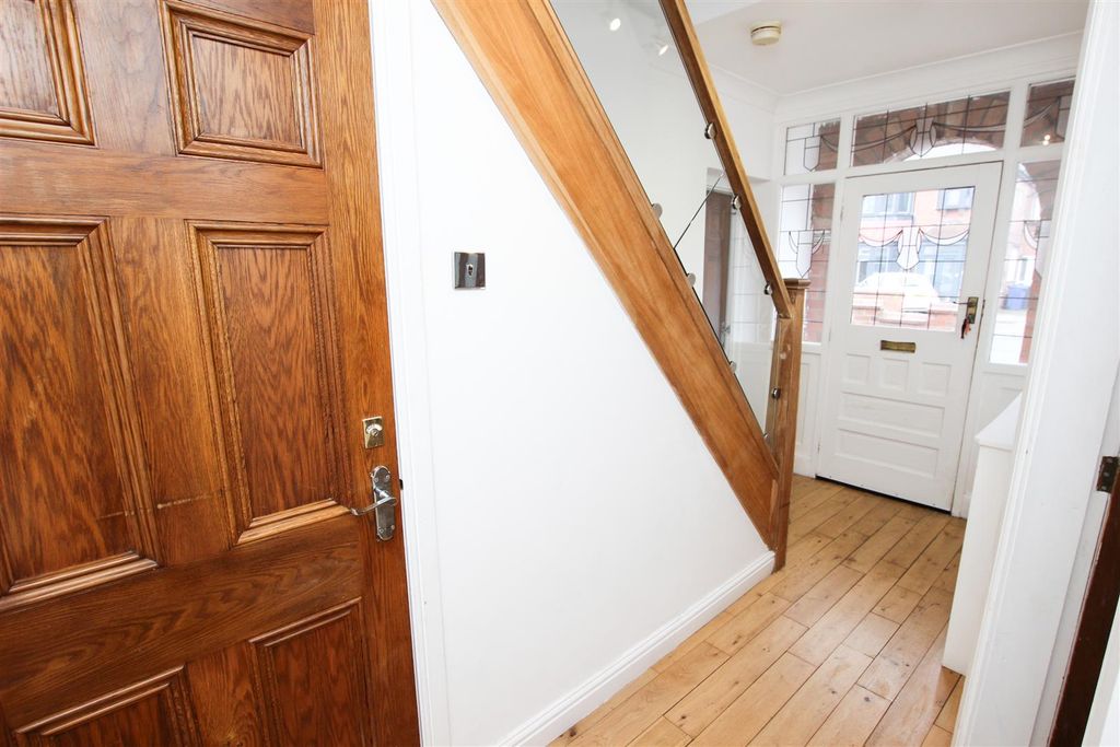 Property photo 2 of 19 Entrance Hall