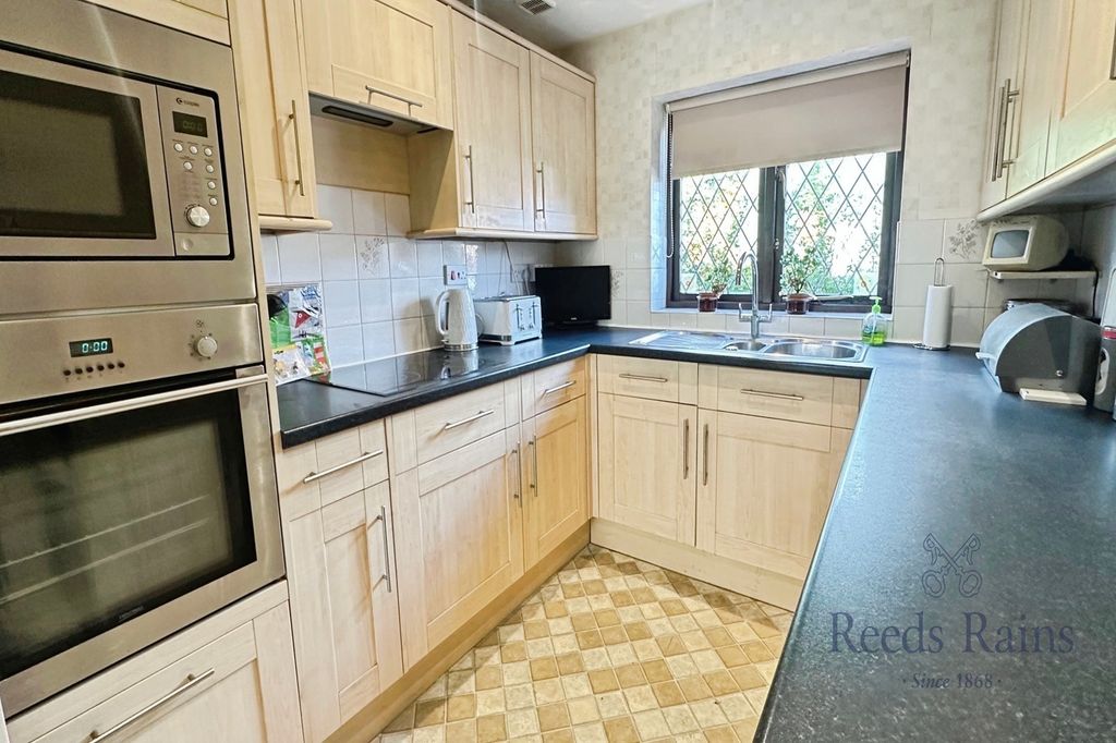 Property photo 2 of 11 Kitchen