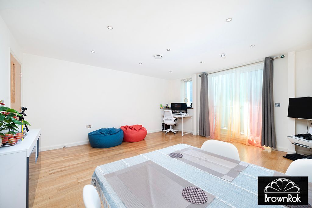 Property photo 3 of 11 W03