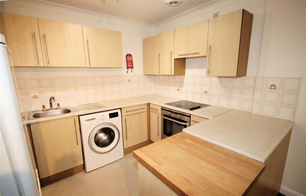 Property photo 2 of 12 Fitted Kitchen
