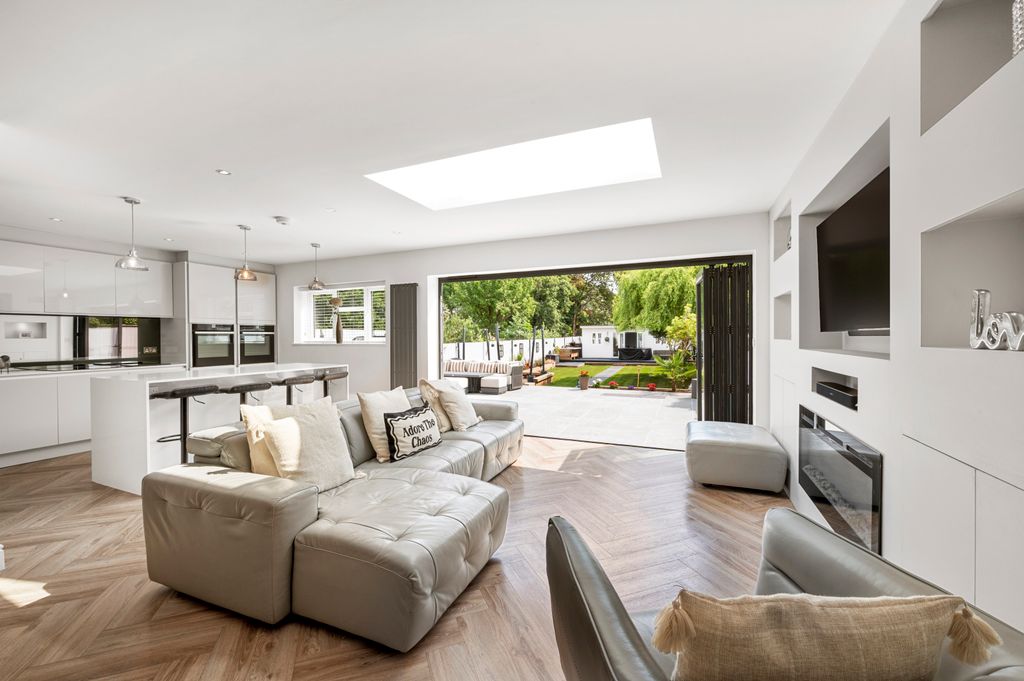 Property photo 2 of 29 Picture No. 21