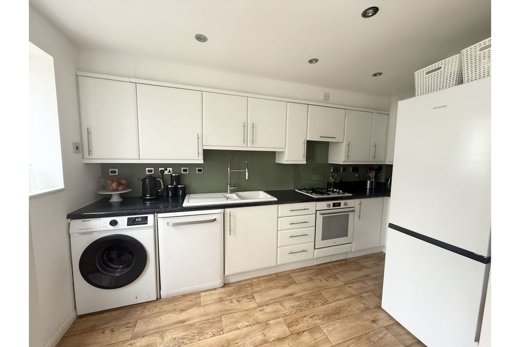 Property photo 2 of 10 Kitchen