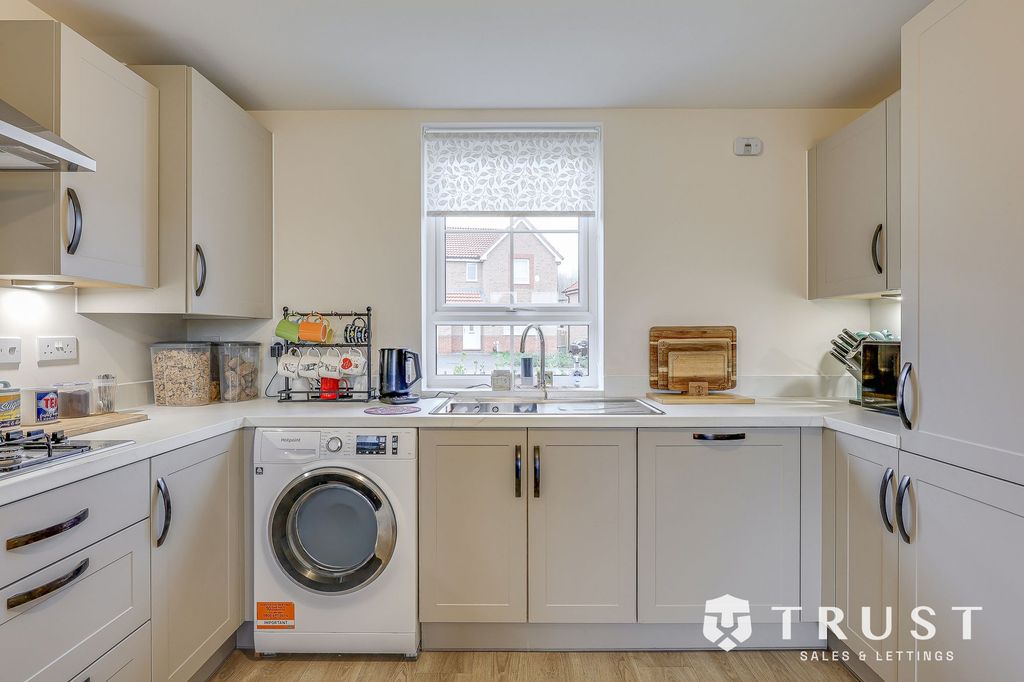 Property photo 3 of 27