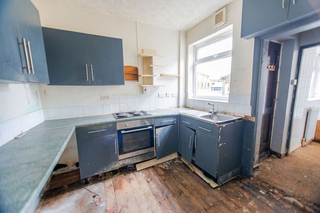 Property photo 3 of 10 Kitchen