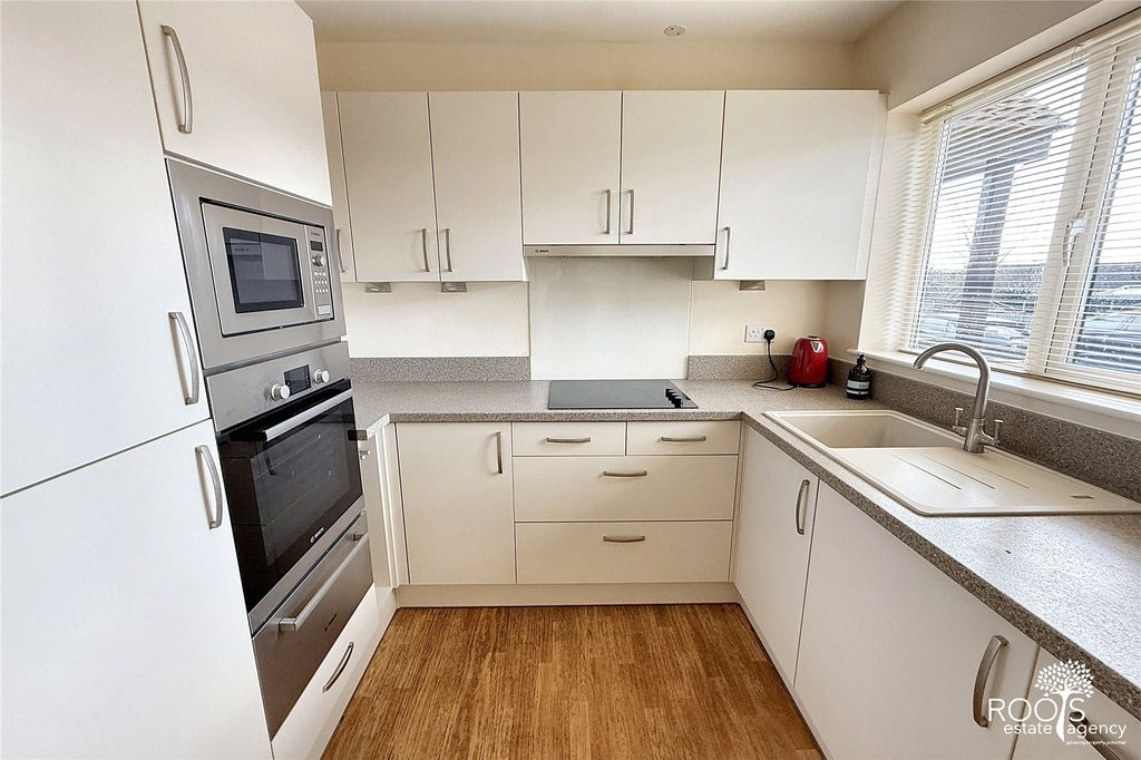 Property photo 2 of 8 Kitchen