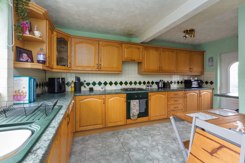 Property photo 2 of 16 4 Silsden Avenue-7