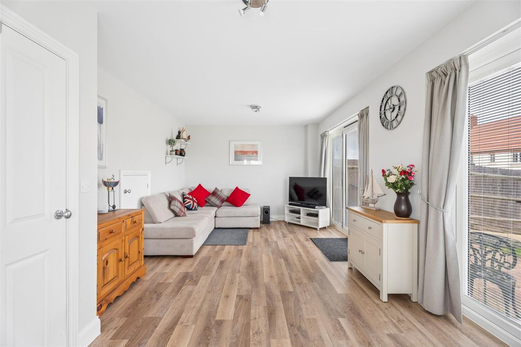 Property photo 3 of 18 Living Room