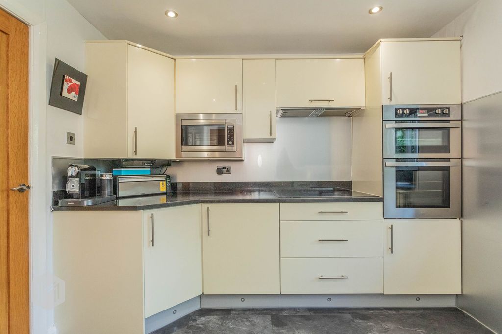 Property photo 3 of 45