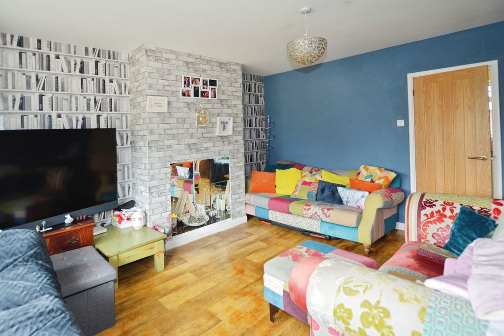 Property photo 3 of 18 Lounge