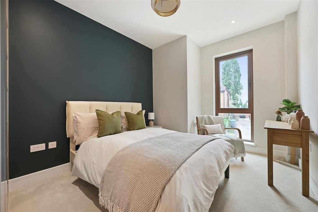 Property photo 3 of 12 Ar - Show Flat, 42 Lynton Road15 (1).Jpg