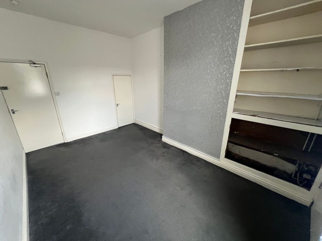 Property photo 1 of 8 A Simple Double Bedroom With Neutral White Walls A...