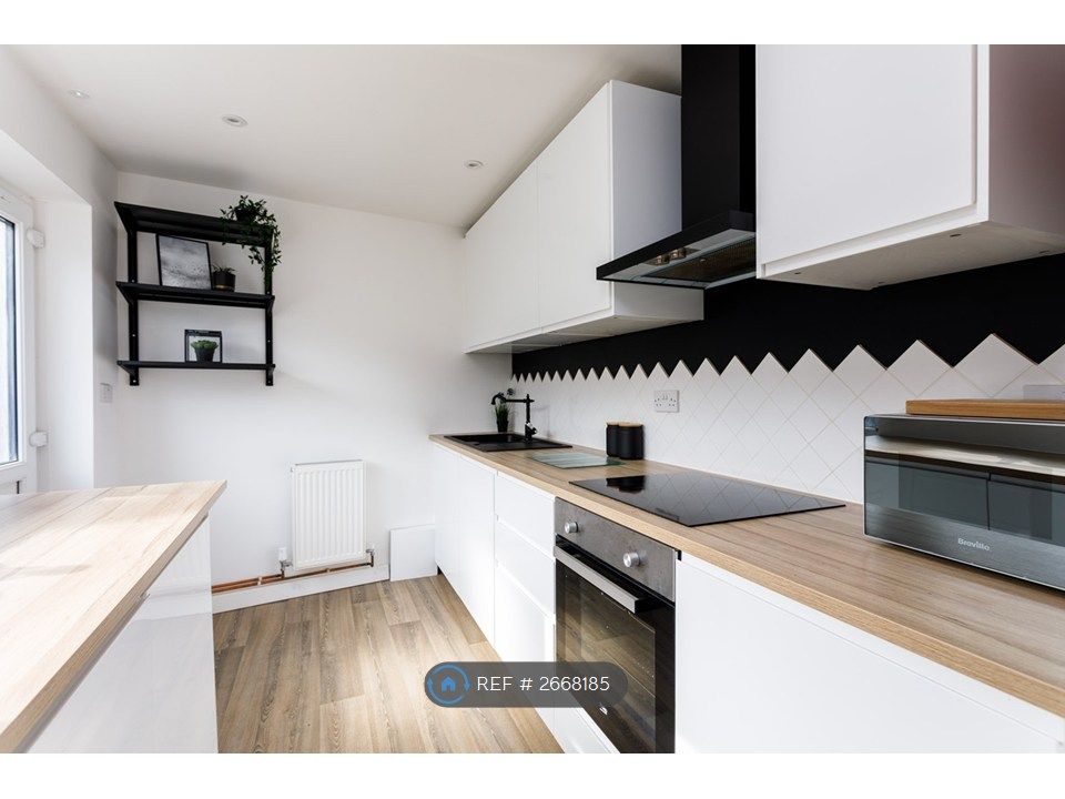 Property photo 2 of 11 Kitchen