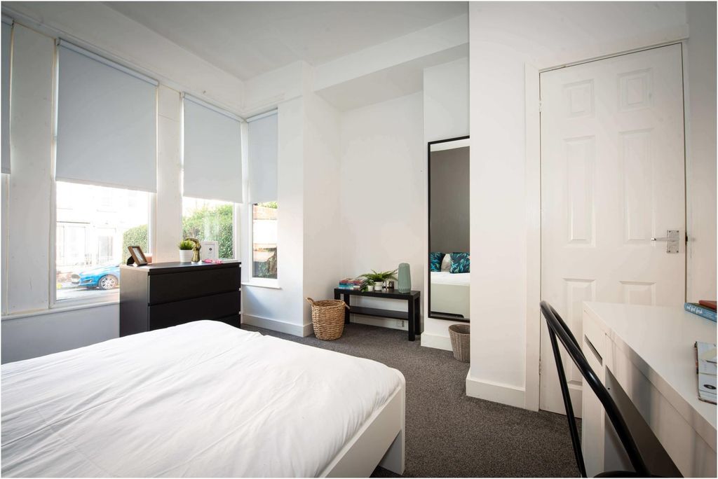 Property photo 2 of 19 A Bright And Well-Maintained Double Bedroom Featur...