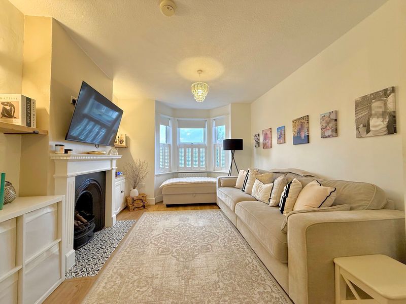 Property photo 3 of 19 Lounge