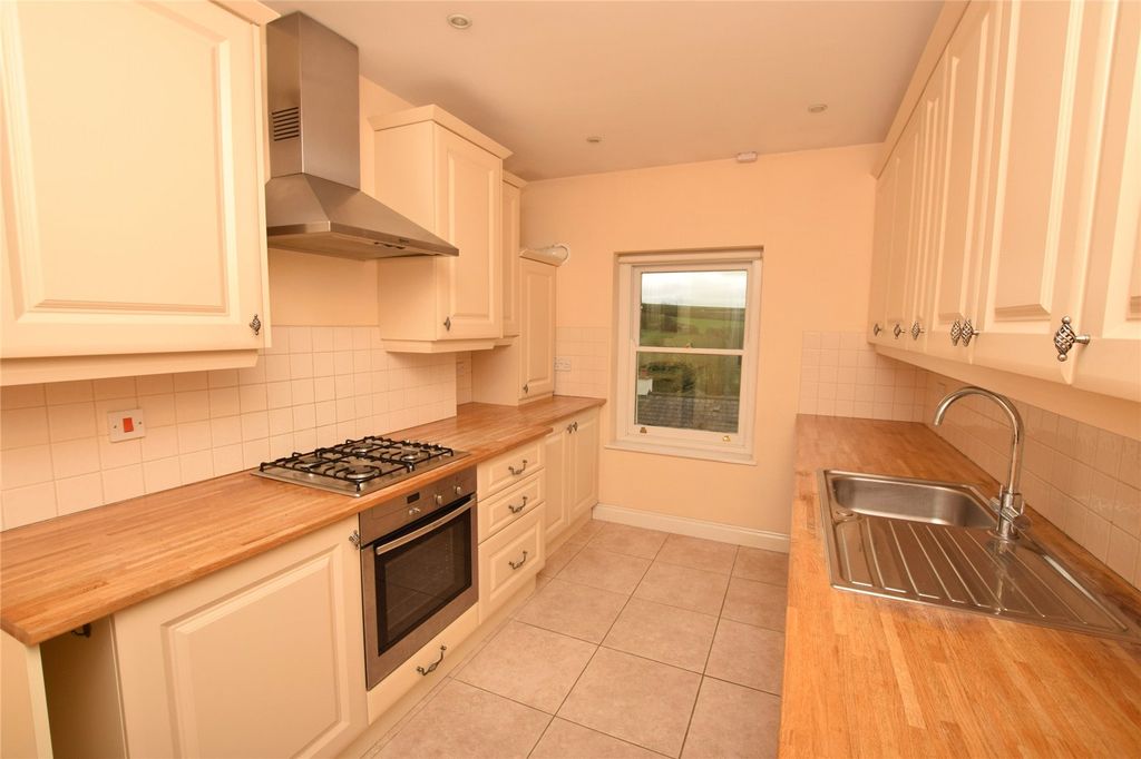 Property photo 2 of 6 Kitchen