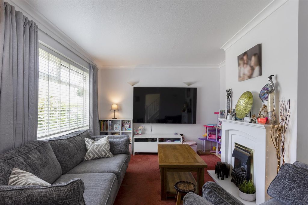 Property photo 2 of 34 77_Keble_Park_South__1.Jpg