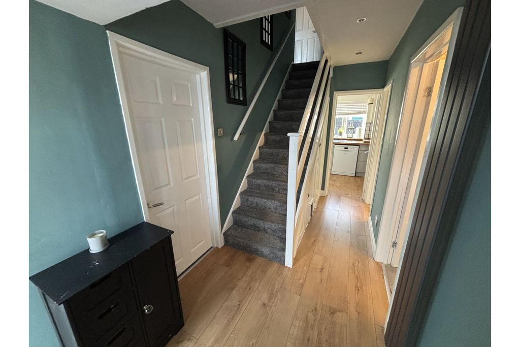 Property photo 3 of 20 Entrance Hall