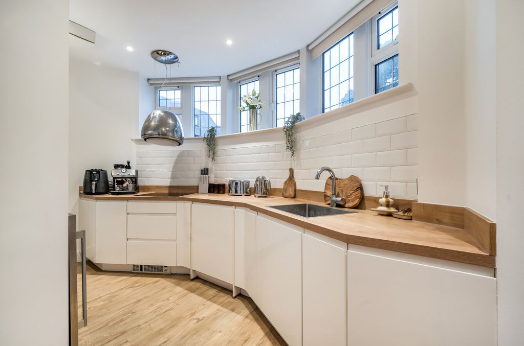 Property photo 2 of 20 1400062-11-696661...