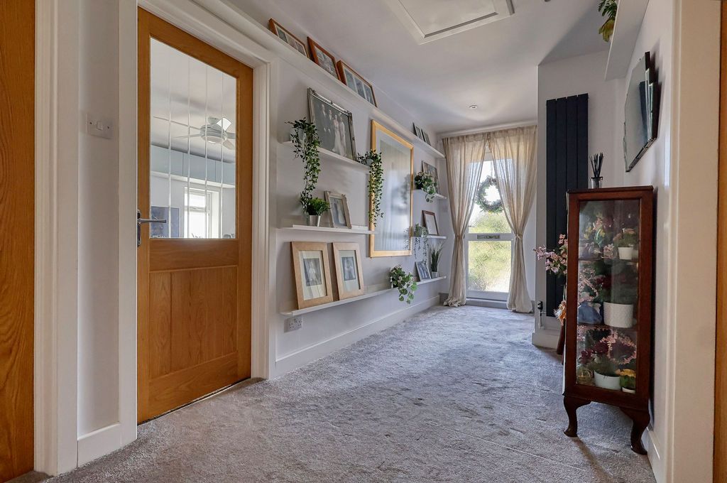 Property photo 3 of 34 Entrance Hall