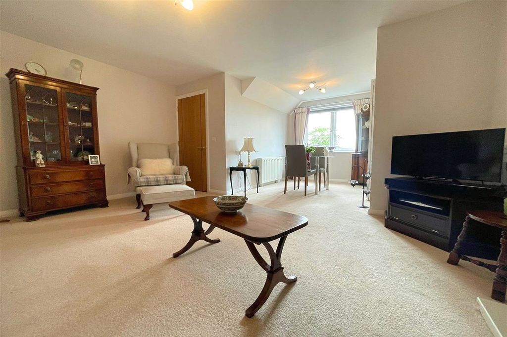 Property photo 2 of 20 Lounge