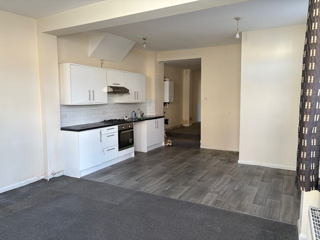 Property photo 2 of 6 Oakley Street